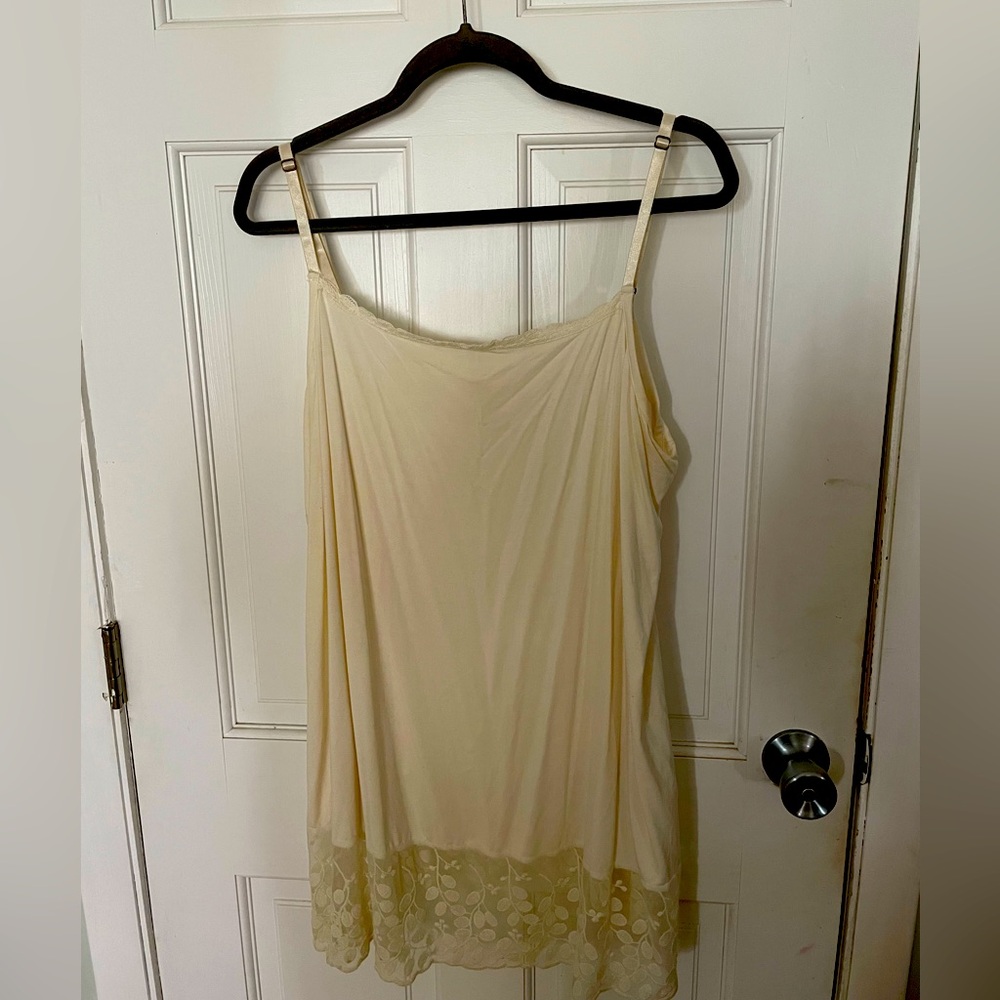 Matilda Jane cream long layer tank with lace. Woman’s size XXL